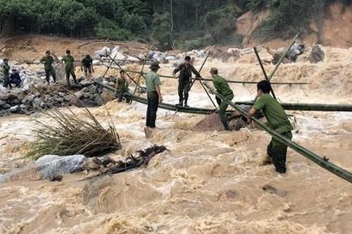 Công an dầm mình trong nước làm cầu tạm vào vùng bị cô lập