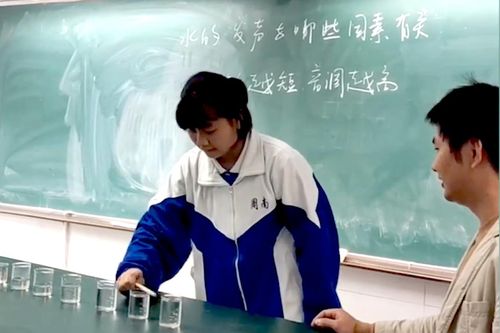 Thầy giáo dạy Vật lý bằng nhiều loại nhạc cụ