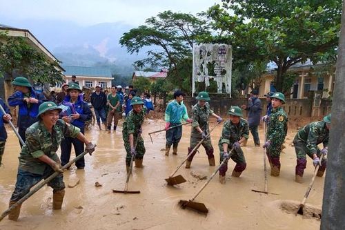 Hình ảnh lính biên phòng căng mình thu dọn lớp bùn dày cả mét sau mưa lũ