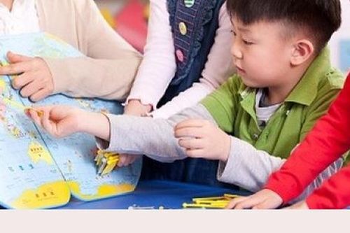 Bé mẫu giáo đi học làm rơi túi quần áo, cô giáo tốt bụng nhặt hộ, nhưng thứ rơi ra khiến cô khóc đỏ mắt và vùng vằng đòi nghỉ việc