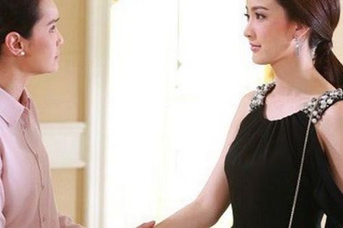 Ngày tôi ra tòa ly hôn, mẹ chồng giao giấy tờ nhà đất cho tôi rồi đưa ra lời tuyên bố khiến tất cả mọi người kinh ngạc