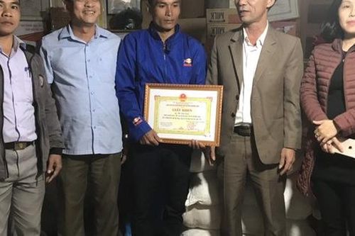Khen thưởng người đàn ông dũng cảm cứu 3 người bị nước cuốn khi đi nhận hàng cứu trợ