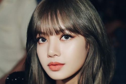 Hóa ra lý do Lisa BLACKPINK luôn để tóc mái là để tạo điểm nhấn đặc biệt này cho khuôn mặt