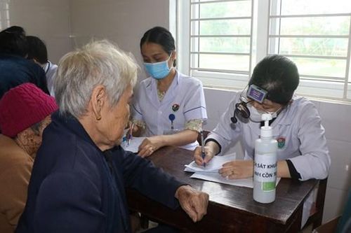 Khám chữa bệnh cho 1.000 người dân huyện Thạch Hà