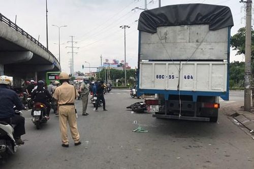 Xe tải ôm cua đâm 2 vợ chồng thương vong