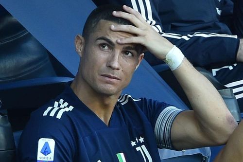 Ronaldo nhìn đồng đội đánh rơi chiến thắng ở phút 90+5