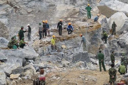 2 công nhân bị đá đè tử vong