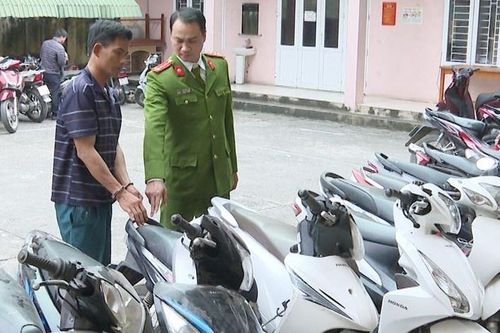 Bắt kẻ chuyên đeo khẩu trang trộm 11 xe máy