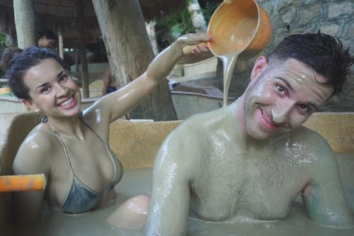 Khách Tây trải nghiệm tắm bùn ở Nha Trang