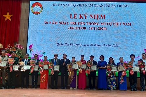 Quận Hai Bà Trưng: 14 cá nhân nhận Kỷ niệm chương 'Vì sự nghiệp đại đoàn kết toàn dân tộc'