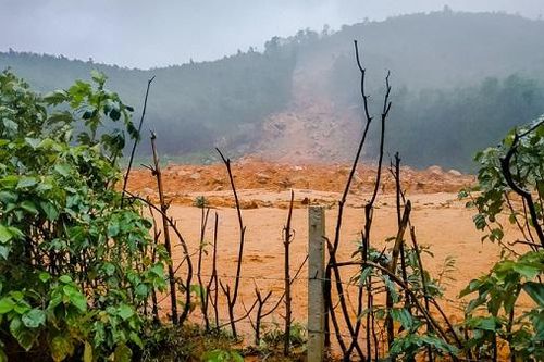 Hà Tĩnh: Người dân sống thấp thỏm dưới những ngọn núi từng sạt lở