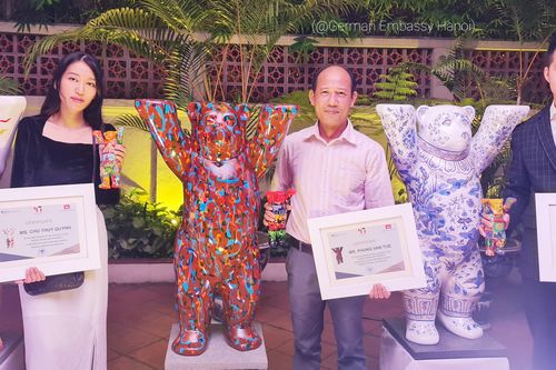 Trao giải thưởng 'Cuộc thi trang trí nghệ thuật Gấu Buddy'