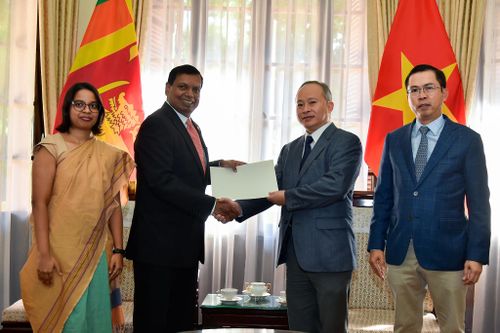 Đại sứ quán Sri Lanka ủng hộ nạn nhân lũ lụt miền Trung