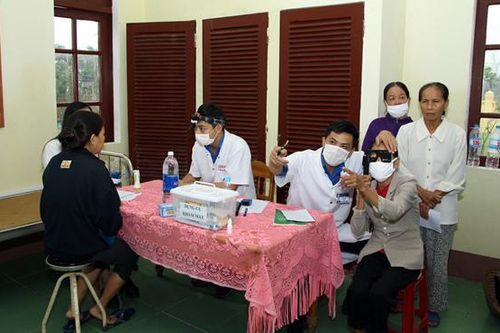 Khám chữa bệnh, cấp phát thuốc miễn phí và tặng quà cho 2.500 hộ dân