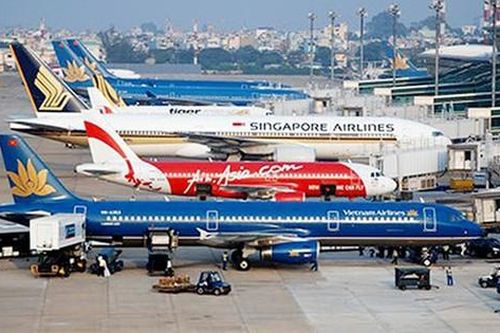 Tạm đóng cửa 5 sân bay do lo ngại ảnh hưởng cơn bão số 12