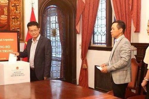 Đại sứ quán Việt Nam ở Argentina quyên góp ủng hộ đồng bào miền Trung