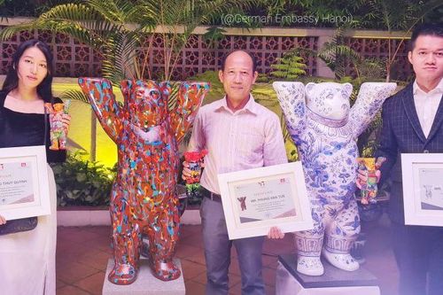 Trao giải Cuộc thi trang trí nghệ thuật Gấu Buddy tại Việt Nam