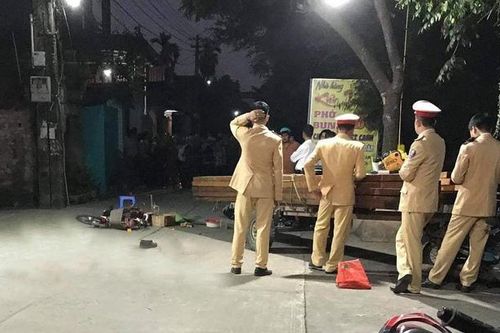 Đi xe đạp điện với chị, bé trai 3 tuổi tử vong thương tâm