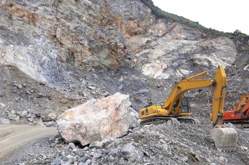 Bị đá rơi trúng người, hai công nhân khai thác đá tử vong