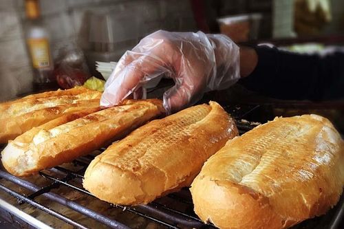 Hàng bánh mì nướng muối ớt: Ngày bán 500 chiếc, xếp hàng chờ mua