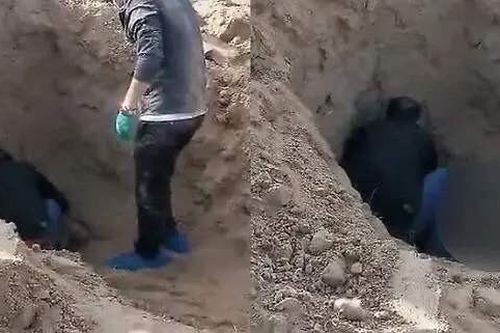 Bị con trai chôn sống, bà mẹ trở về từ cõi chết và nỗi xót xa tình mẫu tử