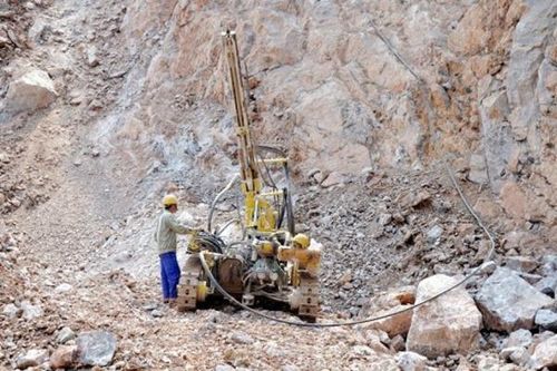 Bị đá rơi trúng người, hai công nhân tử vong tại chỗ