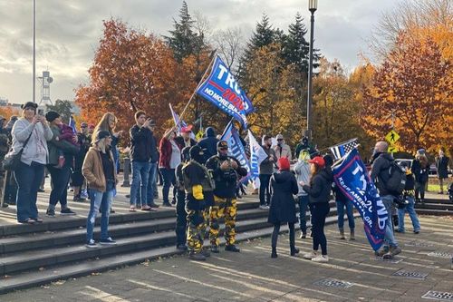 Đường dây nóng báo gian lận bầu cử của ông Trump bị chơi khăm