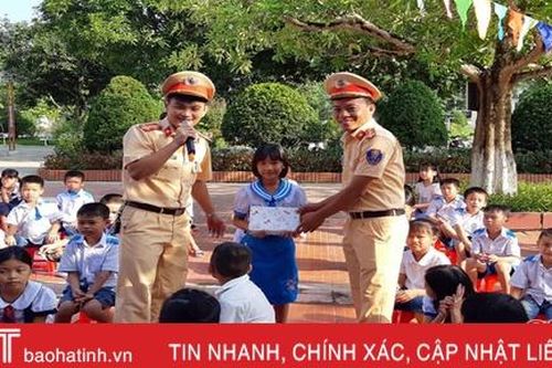 420 giáo viên, học sinh Hương Sơn được phổ biến pháp luật an ninh trường học, an toàn giao thông