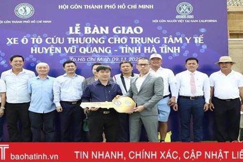 Hội Golf TP Hồ Chí Minh tặng xe cứu thương cho Trung tâm Y tế Vũ Quang