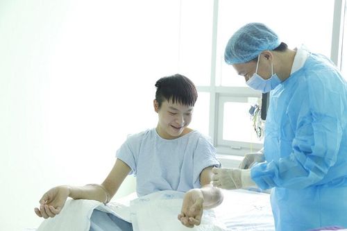 Kỳ tích ghép hai cẳng bàn tay cho nam thanh niên 18 tuổi