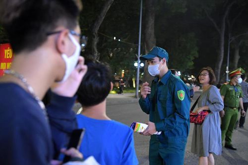 Phố đi bộ 'nói không' với người không đeo khẩu trang