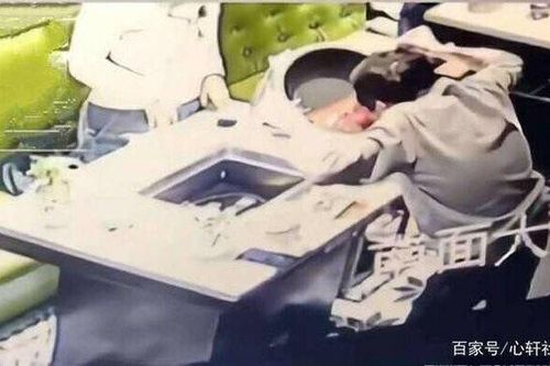 Chàng trai bê nồi lẩu đang sôi lên uống để được giảm tiền thách cưới