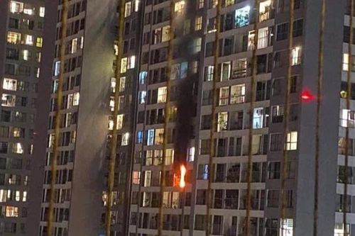 Cháy ban công căn hộ Times City, nhiều cư dân sơ tán xuống đất