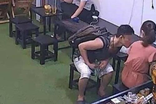 Nam thanh niên bán kẹo sàm sỡ nữ chủ quán, phản ứng 'cực gắt' sau đó khiến anh chàng toát mồ hôi