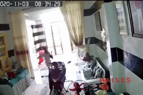 Clip: Người đàn ông 'trần như nhộng' lao thẳng vào nhà, 2 cô gái sợ hãi vừa la hét thất thanh vừa bỏ chạy