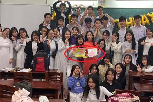 Tươi tắn cầm bánh kem trên tay, chỉ vài phút sau cô giáo đã gây ra 'thảm họa' khi chụp ảnh với học sinh
