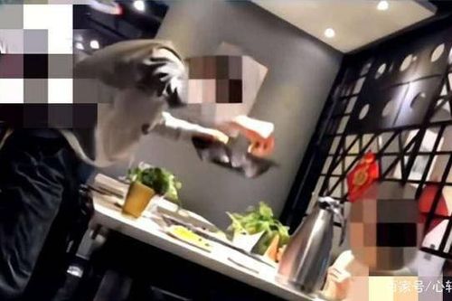 Người đàn ông bê cả nồi lẩu đang sôi lên uống trước mặt bạn gái để được giảm tiền thách cưới