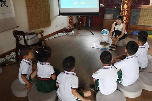 Không yên tâm khi con đến lớp, bố mẹ cho vào ba lô một thứ khiến cô giáo sửng sốt