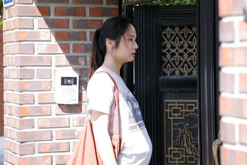 Krystal khoe bụng bầu vượt mặt: Đây là lý do tăng cân 'vùn vụt'