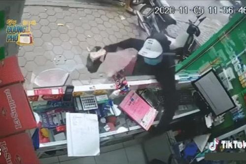 Clip: Vừa quay đi chỉ vài giây, nam thanh niên đã nhanh tay móc trộm điện thoại của nữ nhân viên