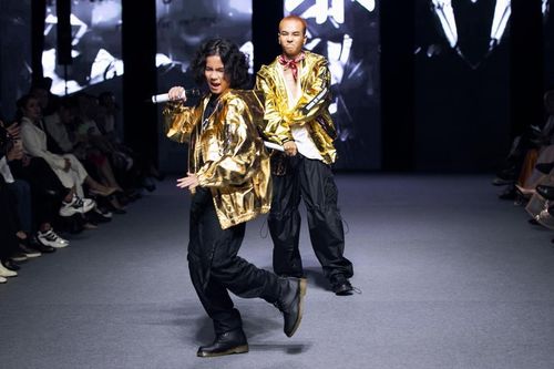 Rapper Weeza King Of Rap cùng mẫu nhí 'khuấy đảo' sàn runway