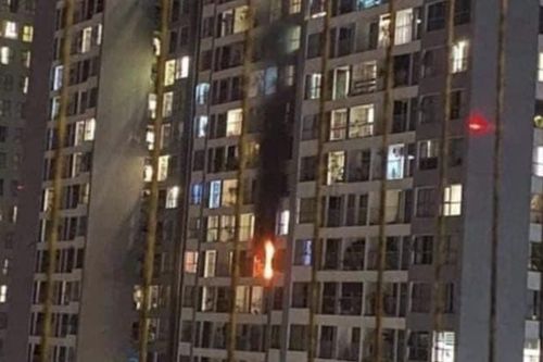Hà Nội: Chung cư bốc cháy lúc nửa đêm, hàng trăm người hoảng loạn tháo chạy
