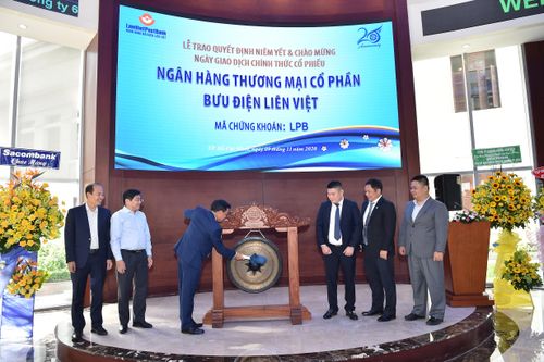 Cổ phiếu LienVietPostBank tăng gần 5% trong phiên chào sàn HOSE