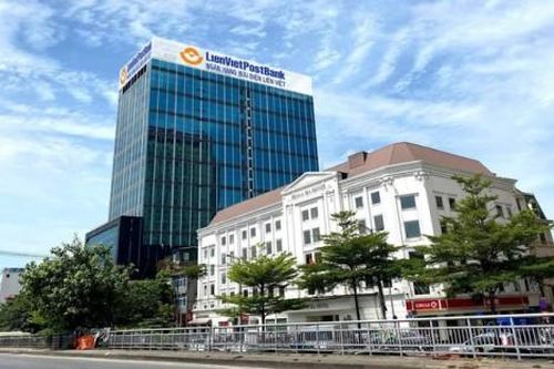 LienVietPostBank chào sàn trên HoSE với giá 11.800 đồng/cổ phiếu