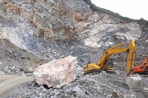 Vụ 2 công nhân bị đá rơi trúng người tử vong ở Quảng Ninh: Khởi tố vụ án, tạm giữ 1 người liên quan
