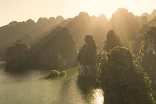 Vẻ hoang sơ được ví như 'Vịnh Hạ Long' của Lâm Bình