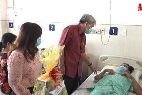 Ban An toàn giao thông tỉnh An Giang thăm nạn nhân tai nạn giao thông