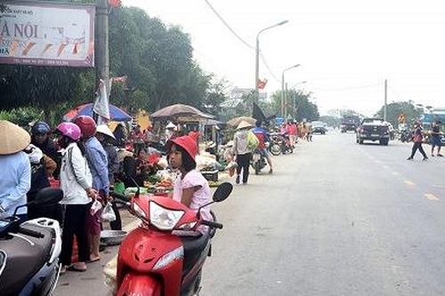 Cần xử lý nghiêm tình trạng họp chợ lấn chiếm lòng đường