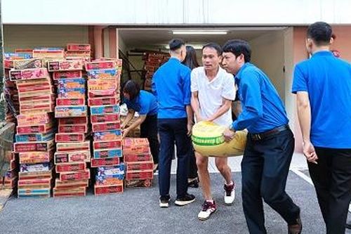 Tiếp nhận 400 triệu đồng ủng hộ đồng bào miền Trung