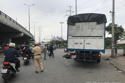 Đi thuê luật sư bào chữa cho con, hai vợ chồng bị xe tải tông thương vong ở Sài Gòn